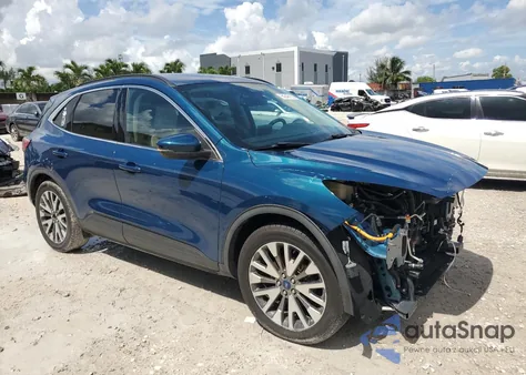 2020 Ford Escape Titanium z USA, uszkodzony, nr VIN 1FMCU0DZ8LUB38646